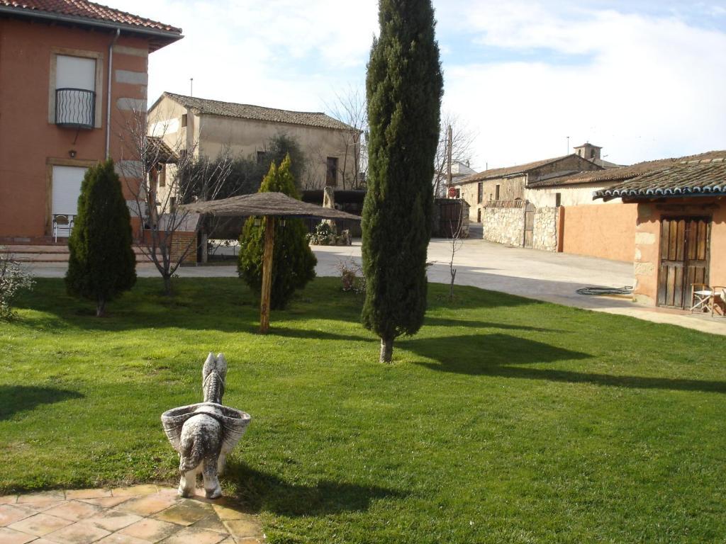 Posada Tresmentiras Aldeanueva del Camino Exteriör bild