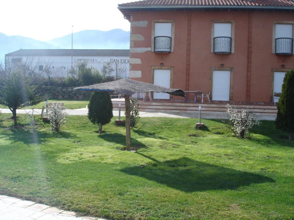 Posada Tresmentiras Aldeanueva del Camino Exteriör bild