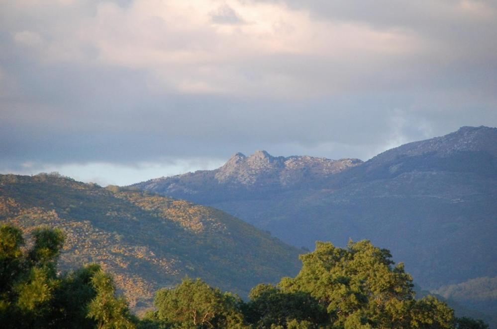 Posada Tresmentiras Aldeanueva del Camino Exteriör bild